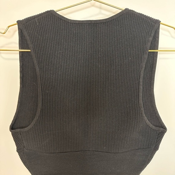 Aritzia Babaton V neck sculpt knit crop top - Picture 9 of 10